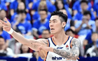 上海男篮力克强敌斩获G1胜利，三位默默无闻的功臣发挥至关重要的作用，张镇麟与刘铮联手打造铜墙铁壁防守体系，闫鹏则在内线成为球队制胜关键支柱